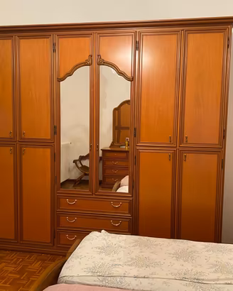 Armadio grande in legno con specchio e cassetti