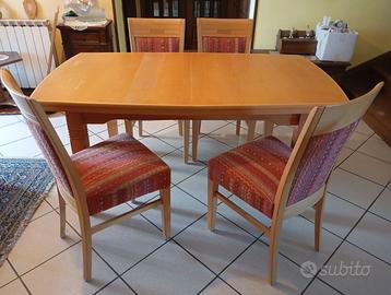Tavolo da pranzo allungabile con 4 sedie imbottite