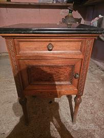 Vecchio comodino della nonna 