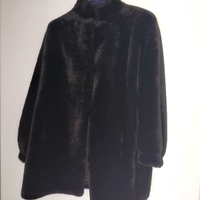 Elegante pelliccia vera nera di vitello da donna