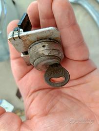 serratura bloccasterzo vespa faro basso 
