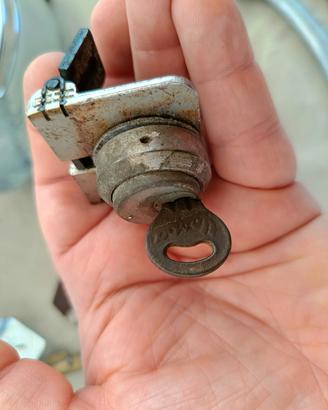 serratura bloccasterzo vespa faro basso 