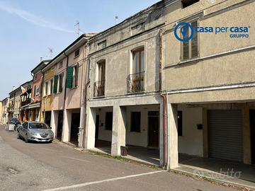 CASA A SCHIERA IN CENTRO