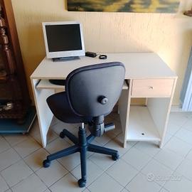 Scrivania ufficio computer