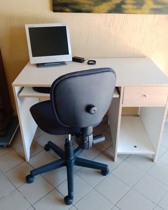Scrivania ufficio computer