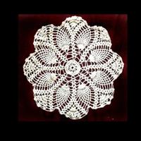 Delicato centrino realizzato all'uncinetto a mano.