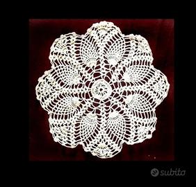 Delicato centrino realizzato all'uncinetto a mano.
