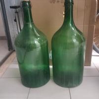 Coppia di damigiane a forma di bottiglia. 