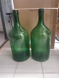 Coppia di damigiane a forma di bottiglia. 