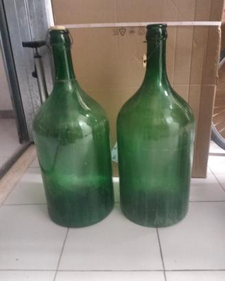 Coppia di damigiane a forma di bottiglia. 