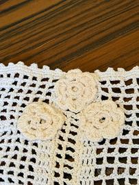Runner Vintage Filet con roselline 3D applicate