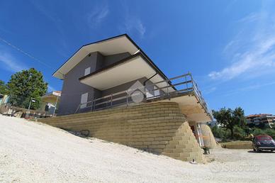 VILLA A SCHIERA D'ANGOLO A ACQUAVIVA PICENA