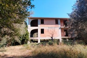immobile rustico con terreno adiacente 