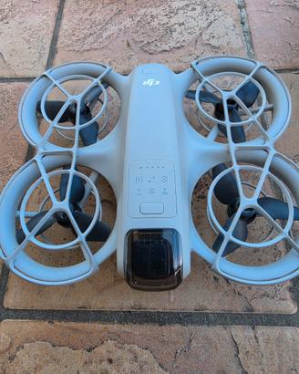 Dji Neo con kit batterie e caricabatterie.
