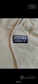 Felpa adidas  sportiva e comoda. 