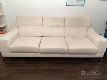 Divano lineare con seduta a slitta
