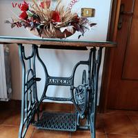Tavolino con base macchina da cucire