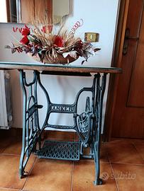Tavolino con base macchina da cucire