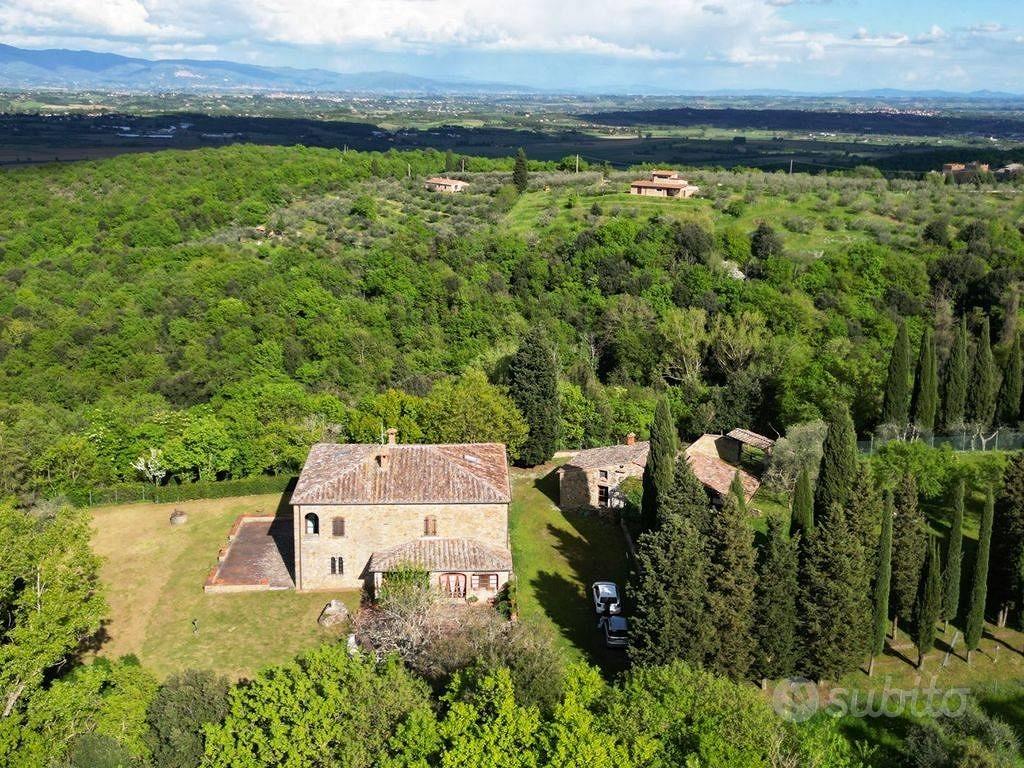 Rustico / Casale di 600 m² con più di 5 locali e b - Altro