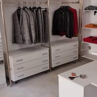 arredamento negozio abbigliamento , scarpe , borse