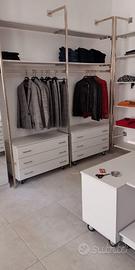 arredamento negozio abbigliamento , scarpe , borse