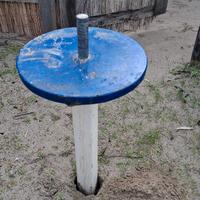 Tavolini in cemento portaombrelloni