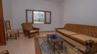 mobile antico, divano ,poltrone e tavolo rotondo