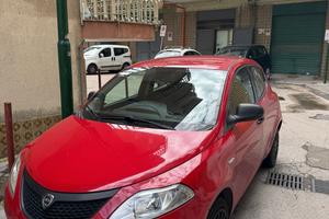 lancia y