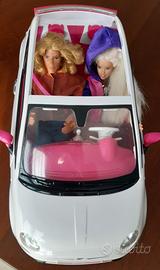 Barbie e Ken in macchina.