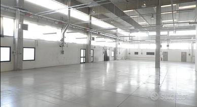 Capannoni in affittò primo piano mq 1000/2000