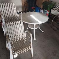 Tavolo e sedie da esterno