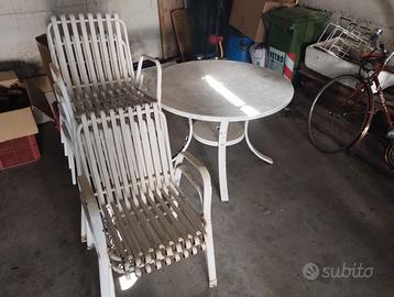 Tavolo e sedie da esterno