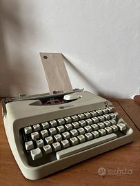 Macchina da scrivere vintage "Amica 56" custodia