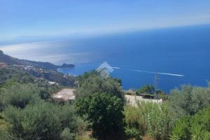 CASA SEMINDIPENDENTE A FURORE