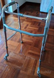 Deambulatore per anziani con rotelle