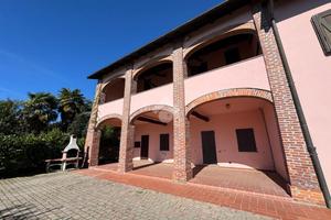 VILLA A SCHIERA A MARANO TICINO