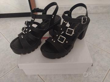 sandali con tacco e borchie