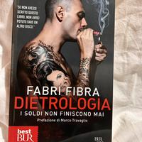 Libro biografia Fabri Fibra “Dietrologia”