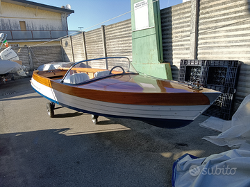 Scafo in legno con motore