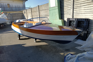 Scafo in legno con motore