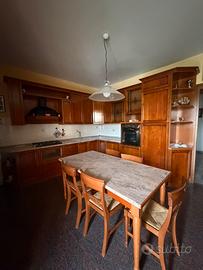 Cucina completa in legno massello con tavolo e sed