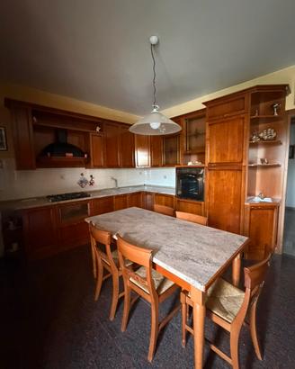 Cucina completa in legno massello con tavolo e sed