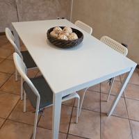 Tavolo e 4 sedie