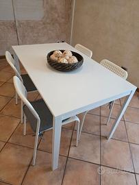 Tavolo e 4 sedie