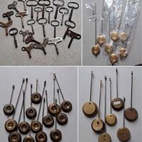 orologio antico pendoli e chiavi