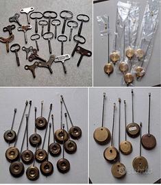 orologio antico pendoli e chiavi