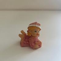 decorazione bambina con pigiamico mentre gioca