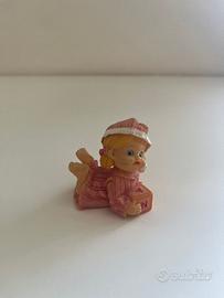 decorazione bambina con pigiamico mentre gioca