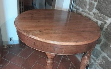 Il tavolo rotondo in legno