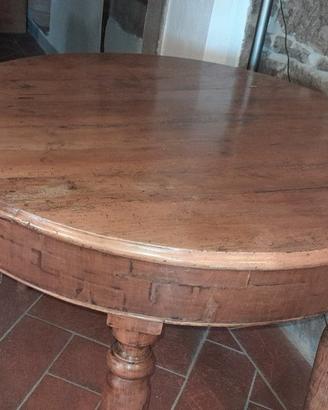 Il tavolo rotondo in legno